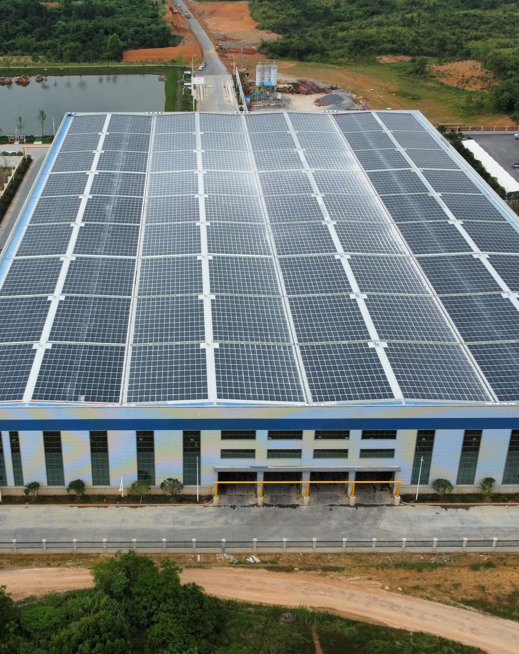 2022年4月，，，，，安徽池州汇成物资4MW光伏发电BIPV项目，，，，，年发电约400万度，，，，，知足约40%用电需求.jpg